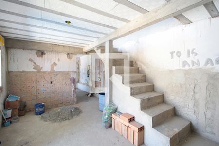 Casa à venda com 520m², 3 quartos e 1 vagaCasa dos Fundos em Construção