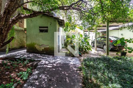 Casa à venda com 421m², 4 quartos e 5 vagas Casa à venda com 421m², 4 quartos e 5 vagasQuintal