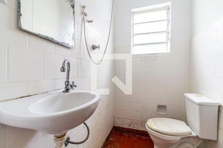 Casa à venda com 421m², 4 quartos e 5 vagas Casa à venda com 421m², 4 quartos e 5 vagasCasa dos fundos - Banheiro