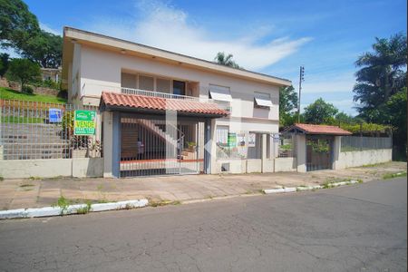 Casa à venda com 300m², 4 quartos e 3 vagas Casa à venda com 300m², 4 quartos e 3 vagasFachada