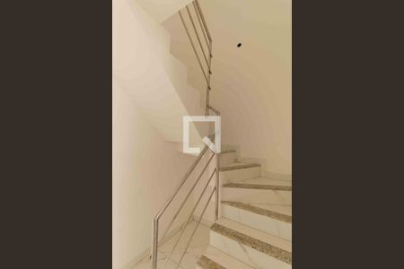 Casa à venda com 130m², 2 quartos e 2 vagas Casa à venda com 130m², 2 quartos e 2 vagasEscada