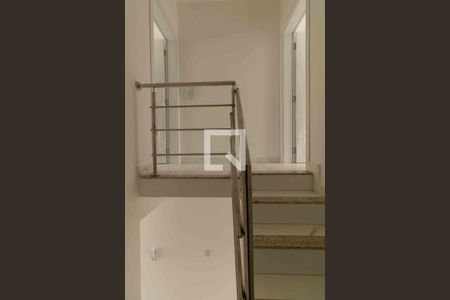 Casa à venda com 130m², 2 quartos e 2 vagas Casa à venda com 130m², 2 quartos e 2 vagasEscada