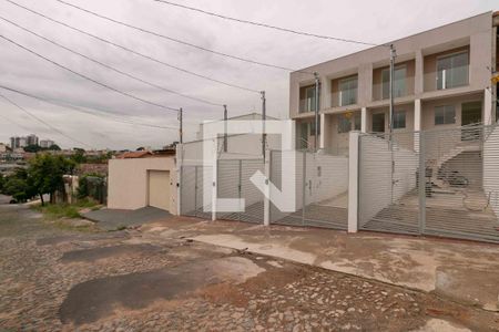 Casa à venda com 130m², 2 quartos e 2 vagas Casa à venda com 130m², 2 quartos e 2 vagasFachada