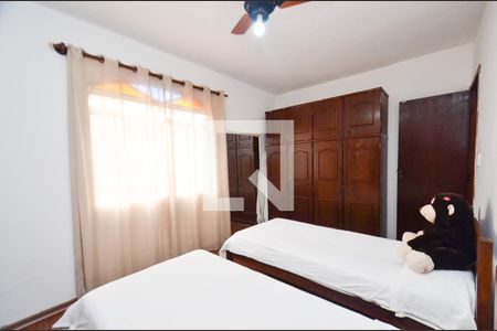 Casa à venda com 360m², 5 quartos e 4 vagas Casa à venda com 360m², 5 quartos e 4 vagasQuarto4