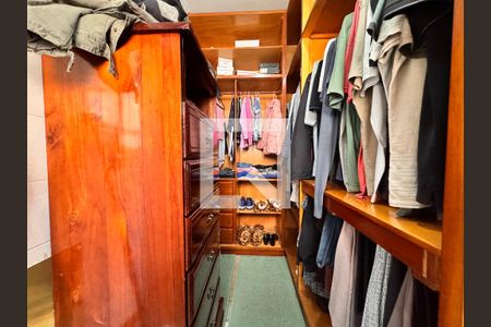 Casa à venda com 219m², 4 quartos e 4 vagasCloset da suíte