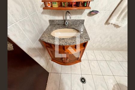 Casa à venda com 219m², 4 quartos e 4 vagasBanheiro de serviço