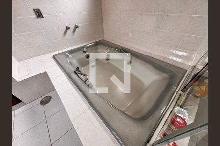 Casa à venda com 219m², 4 quartos e 4 vagasBanheiro suíte 