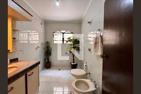 Casa à venda com 219m², 4 quartos e 4 vagasBanheiro 