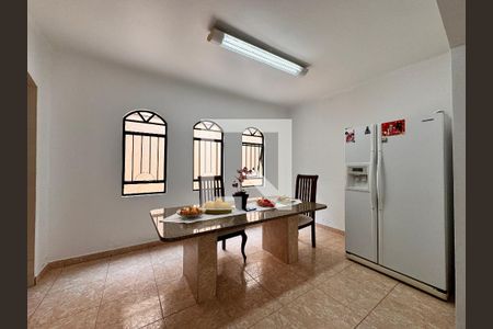 Casa à venda com 219m², 4 quartos e 4 vagasCozinha 