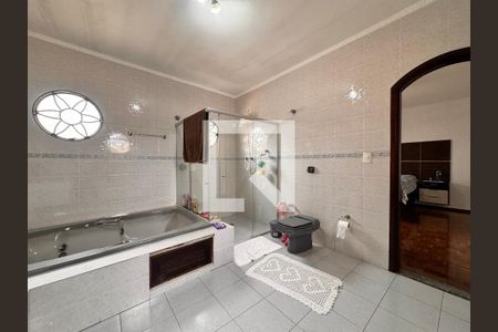 Casa à venda com 219m², 4 quartos e 4 vagasBanheiro suíte 