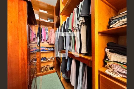 Casa à venda com 219m², 4 quartos e 4 vagasCloset da suíte