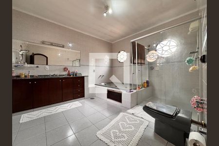 Casa à venda com 219m², 4 quartos e 4 vagasBanheiro suíte 