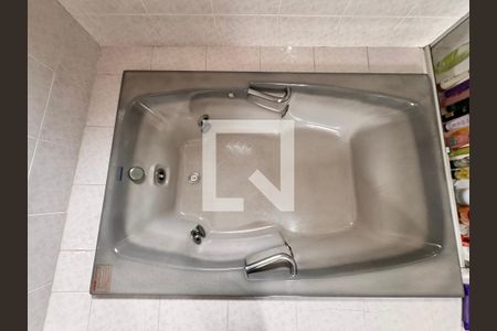 Casa à venda com 219m², 4 quartos e 4 vagasBanheiro suíte 