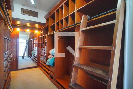 Apartamento à venda com 384m², 4 quartos e 2 vagas Apartamento à venda com 384m², 4 quartos e 2 vagasCloset da suíte
