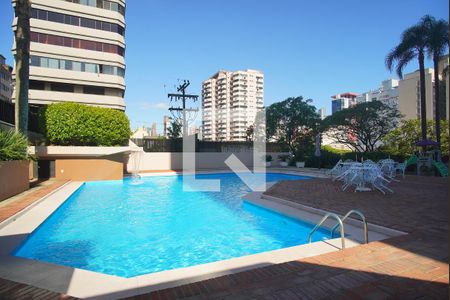 Apartamento à venda com 384m², 4 quartos e 2 vagas Apartamento à venda com 384m², 4 quartos e 2 vagasÁrea comum - Piscina