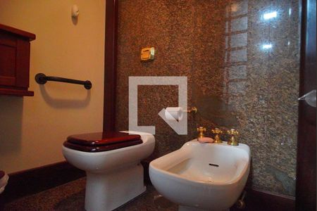 Apartamento à venda com 384m², 4 quartos e 2 vagas Apartamento à venda com 384m², 4 quartos e 2 vagasBanheiro da Suíte
