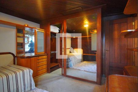 Apartamento à venda com 384m², 4 quartos e 2 vagas Apartamento à venda com 384m², 4 quartos e 2 vagasQuarto 3