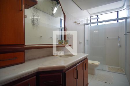 Apartamento à venda com 384m², 4 quartos e 2 vagas Apartamento à venda com 384m², 4 quartos e 2 vagasBanheiro 1