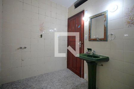 Casa à venda com 370m², 3 quartos e 7 vagasBanheiro da Suíte 2