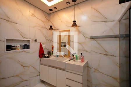 Casa à venda com 370m², 3 quartos e 7 vagasBanheiro da Suíte 1