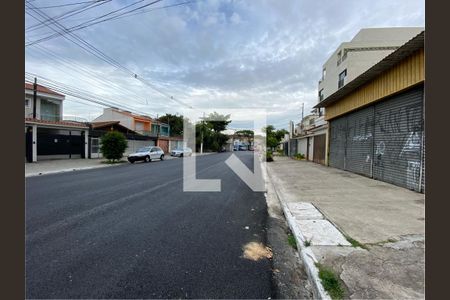 Casa à venda com 271m², 3 quartos e 5 vagas Casa à venda com 271m², 3 quartos e 5 vagasVista da Rua
