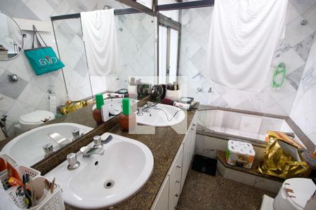 Apartamento à venda com 280m², 4 quartos e 4 vagasBanheiro da Suíte 2