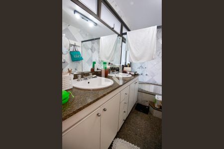 Apartamento à venda com 280m², 4 quartos e 4 vagasBanheiro da Suíte 2