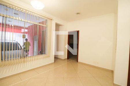 Casa à venda com 245m², 3 quartos e 3 vagas Casa à venda com 245m², 3 quartos e 3 vagasSala