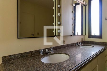 Apartamento à venda com 380m², 4 quartos e 4 vagas Apartamento à venda com 380m², 4 quartos e 4 vagasBanheiro da Suíte 4