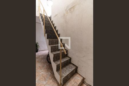 Casa à venda com 144m², 5 quartos e 2 vagas Casa à venda com 144m², 5 quartos e 2 vagasEscada