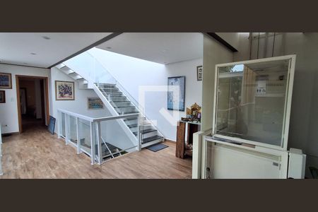 Casa à venda com 400m², 3 quartos e 4 vagas Casa à venda com 400m², 3 quartos e 4 vagasEscada