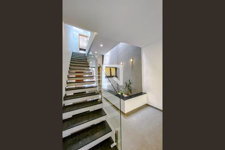 Casa à venda com 160m², 3 quartos e 2 vagasEscadas