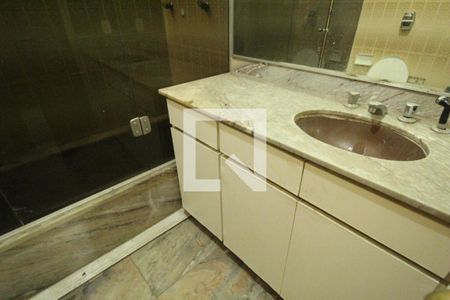 Casa de condomínio à venda com 500m², 4 quartos e 6 vagasBanheiro do hall entre os quarto 1 e 2