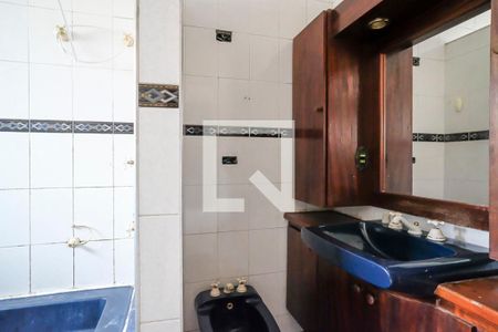 Casa à venda com 512m², 4 quartos e 6 vagasBanheiro da suíte