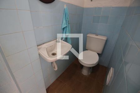 Casa de condomínio à venda com 251m², 4 quartos e 2 vagasBanheiro de Serviço da Área Externa