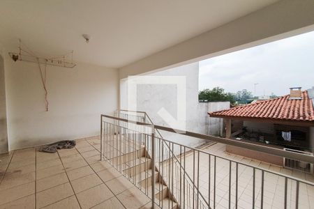 Casa à venda com 232m², 3 quartos e 2 vagas Casa à venda com 232m², 3 quartos e 2 vagasQuintal - fundo