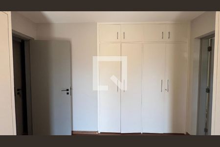 Casa à venda com 450m², 4 quartos e 4 vagas Casa à venda com 450m², 4 quartos e 4 vagasCloset da suíte 2