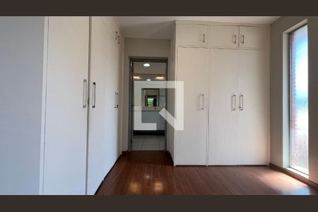 Casa à venda com 450m², 4 quartos e 4 vagas Casa à venda com 450m², 4 quartos e 4 vagasCloset da suíte 2