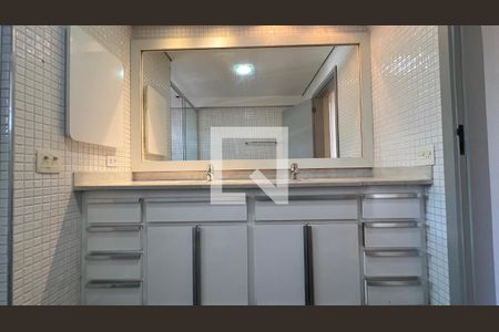 Casa à venda com 450m², 4 quartos e 4 vagas Casa à venda com 450m², 4 quartos e 4 vagasBanheiro da Suíte 1