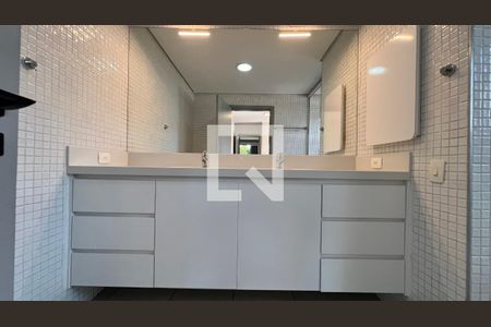 Casa à venda com 450m², 4 quartos e 4 vagas Casa à venda com 450m², 4 quartos e 4 vagasBanheiro da Suíte 2