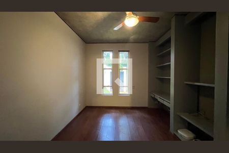 Casa à venda com 450m², 4 quartos e 4 vagas Casa à venda com 450m², 4 quartos e 4 vagasEscritório