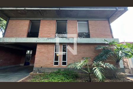 Casa à venda com 450m², 4 quartos e 4 vagas Casa à venda com 450m², 4 quartos e 4 vagasFachada