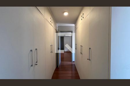 Casa à venda com 450m², 4 quartos e 4 vagas Casa à venda com 450m², 4 quartos e 4 vagasCloset da suíte 1