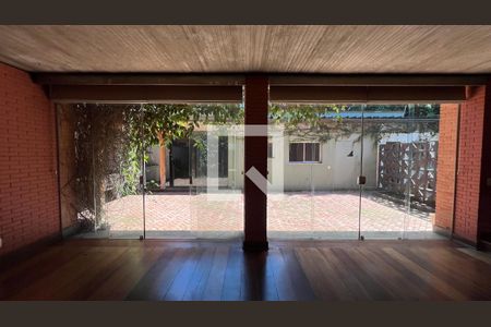 Casa à venda com 450m², 4 quartos e 4 vagas Casa à venda com 450m², 4 quartos e 4 vagasQuintal