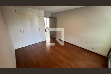 Casa à venda com 450m², 4 quartos e 4 vagas Casa à venda com 450m², 4 quartos e 4 vagasQuarto 1