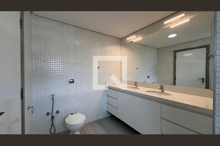 Casa à venda com 450m², 4 quartos e 4 vagas Casa à venda com 450m², 4 quartos e 4 vagasBanheiro da Suíte 2