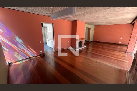 Casa à venda com 450m², 4 quartos e 4 vagas Casa à venda com 450m², 4 quartos e 4 vagasSala