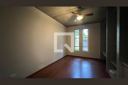 Casa à venda com 450m², 4 quartos e 4 vagas Casa à venda com 450m², 4 quartos e 4 vagasEscritório