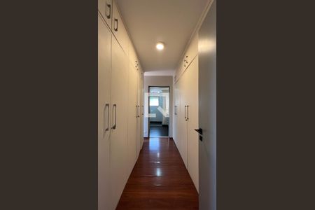 Casa à venda com 450m², 4 quartos e 4 vagas Casa à venda com 450m², 4 quartos e 4 vagasCloset da suíte 1