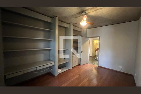 Casa à venda com 450m², 4 quartos e 4 vagas Casa à venda com 450m², 4 quartos e 4 vagasEscritório
